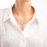 گردنبند نقره hope روی گردن